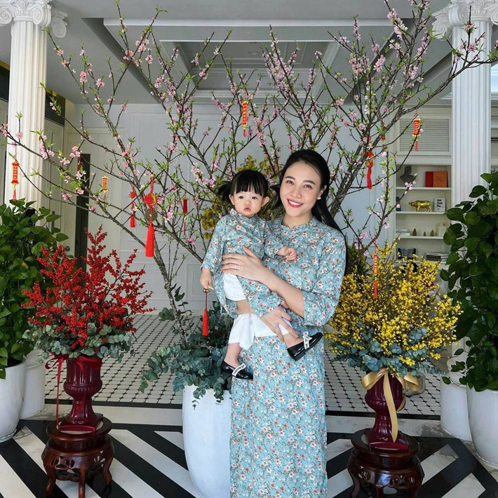 Bên trong nhà cũng được trang trí nhiều hoa tươi.