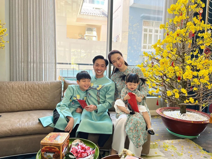 Gia đình Cường Đô La - Đàm Thu Trang thường quây quần bên nhau chụp ảnh mừng ăn mới. Nguồn ảnh: FBNV