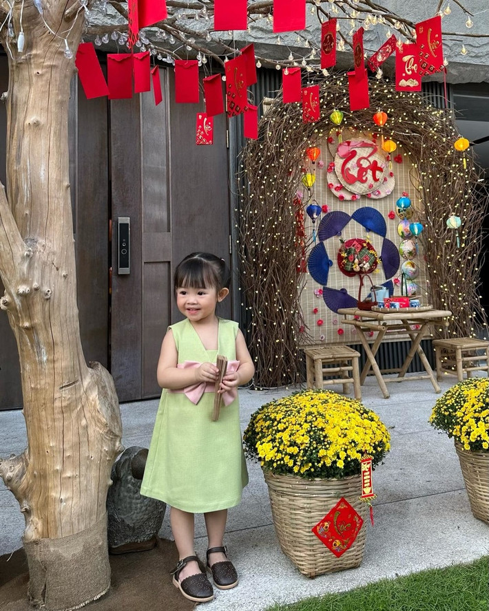 Mới đây, trên trang cá nhân, Đàm Thu Trang đăng tải loạt ảnh con gái chụp ảnh trước sân biệt thự riêng của gia đình. Qua đó, có thể thấy vợ chồng Cường Đô La - Đàm Thu Trang trang trí biệt thự lộng lẫy với nhiều chậu hoa tươi để đón Tết.