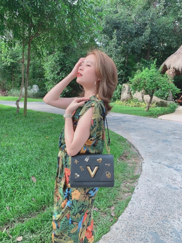 Nữ ca sĩ có đủ các món đồ hiệu từ những thương hiệu hàng đầu thế giới. Ảnh: FBNV
