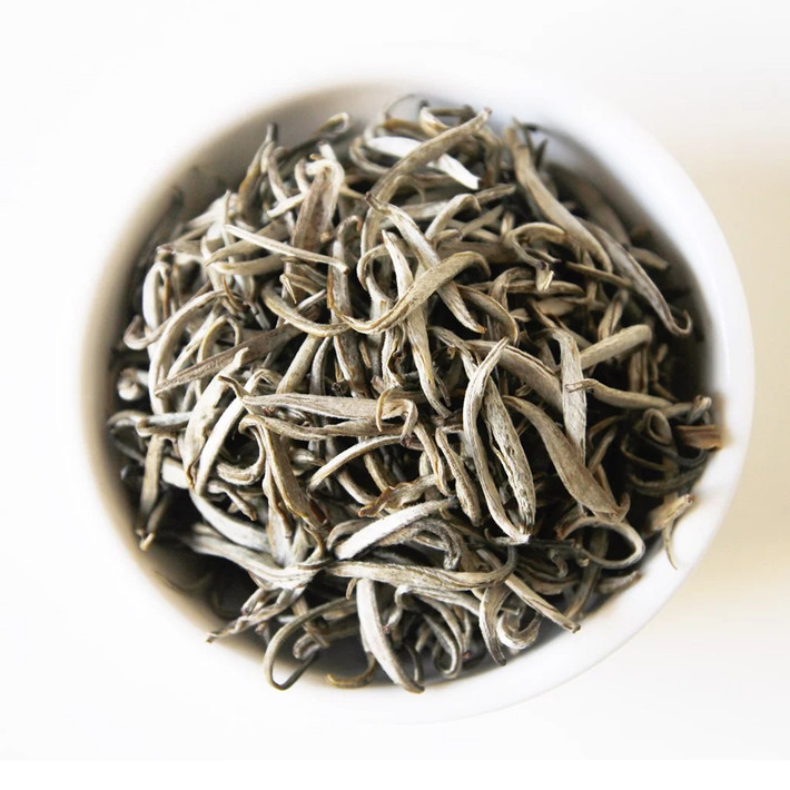 Trong các dòng trà thì bạch trà được mệnh danh là "chúa tể" của các loại trà. Những cánh trà nhìn như mốc trắng nhưng đó là loại sản vật quý hiếm được lấy từ đỉnh Tây Côn Lĩnh. Ảnh: Hanhtra