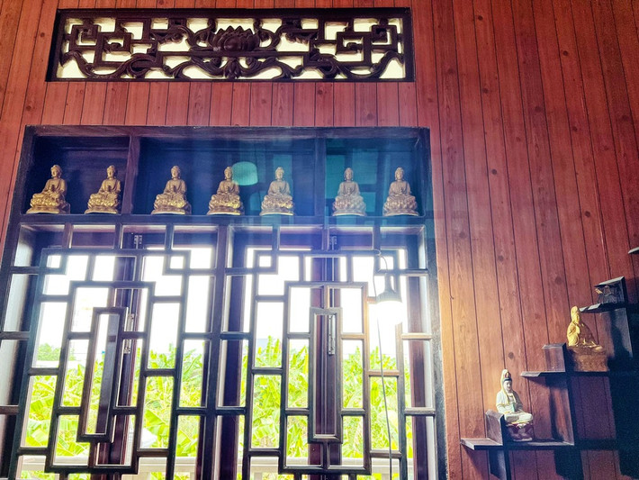 Bên trong nhà theo lối cổ xưa, trang trí nhiều tượng Phật. Đây cũng là điều dễ hiểu bởi cả gia đình Angela Phương Trinh đều sống hướng theo Phật pháp.