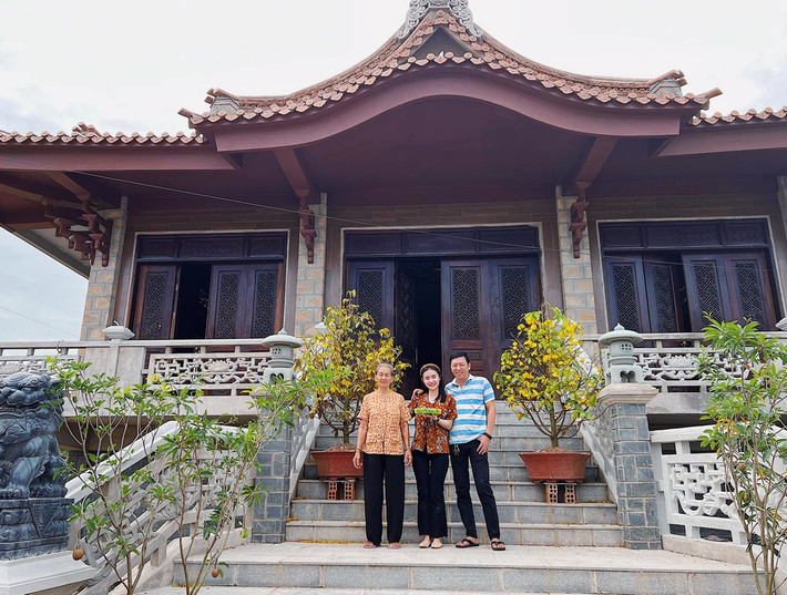 Mới đây, em gái của Angela Phương Trinh đăng tải loạt hình ảnh về quê thăm bà nội của mình. Cùng với đó, Phương Trang hé lộ thêm nhiều không gian sinh sống của bà nội tại quê nhà.