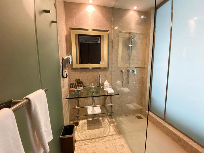 Phòng tắm có vách kính sang trọng.