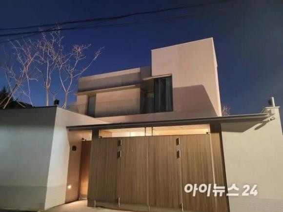 Gần đây, Song Joong Ki và Katy chuyển đến sống tại căn biệt thự ở Itaewon trị giá 20 tỷ won (hơn 16 triệu USD). Ảnh: Naver