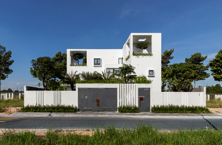 Toạ lạc tại Thành phố mới, Thủ Dầu Một, tỉnh Bình Dương, Connect Villa là nơi sinh sống của gia đình 3 thế hệ gồm cặp vợ chồng, 2 con trai và ông bà.