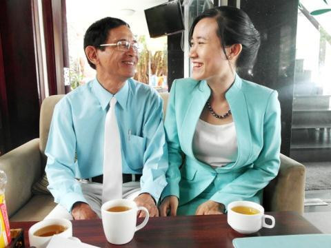 Thời gian rảnh rỗi, đại gia Lê Ân thường đưa vợ dạo, đi chơi. Những ngày Valentine hay những dịp lễ 8/3, đại gia Lê Ân không quên tổ chức tiệc để chúc mừng vợ. Ông còn thuê vệ sĩ, lái siêu xe 25 tỷ đưa vợ đi ăn sáng. Ảnh: Vietnamnet