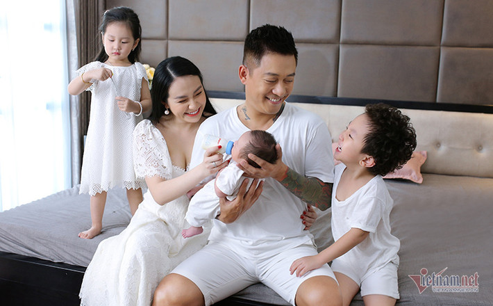 Ca sĩ Tuấn Hưng cũng là một người cực kỳ chiều vợ. Mỗi khi rảnh rỗi, Tuấn Hưng lại sẵn sàng san sẻ việc nhà với vợ. Ảnh: Vietnamnet