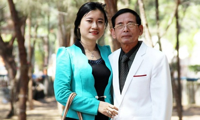 Lấy được người vợ trẻ kém 54 tuổi, đại gia Lê Ân xem vợ như bảo bối quý giá trong cuộc đời mình. Ông không tiếc tiền xây nhà lầu, sắm sửa mọi thứ để hưởng tình già với người vợ trẻ. Ảnh: Internet