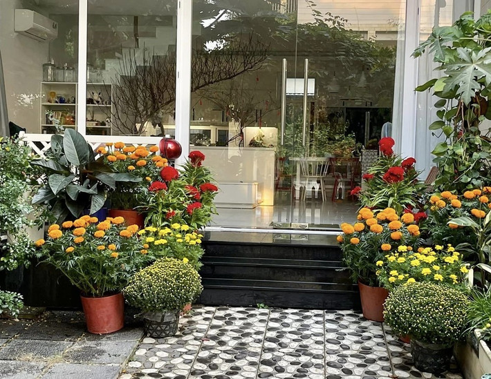 Không gian biệt thự của Thân Thuý Hà rực rỡ hơn với đủ các loại hoa.