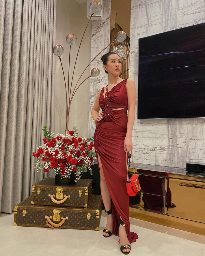 Toàn bộ nhà được trang trí theo phong cách hiện đại nhưng vẫn mang đến sự gần gũi, ấm cúng. Nguồn ảnh: FBNV