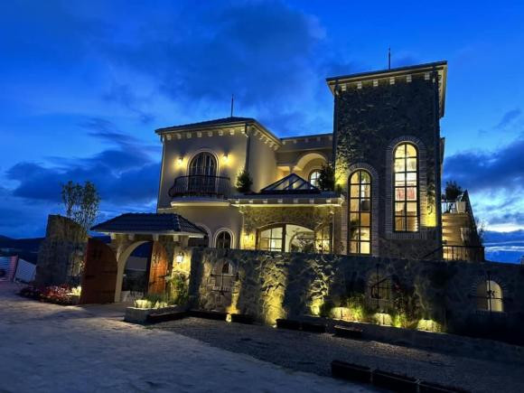 Mới đây, Hoa hậu Thu Hoài khiến dân tình xuýt xoa khi khoe toàn cảnh biệt thự mới hoàn thiện ở Đà Lạt lung linh như một tòa lâu đài.