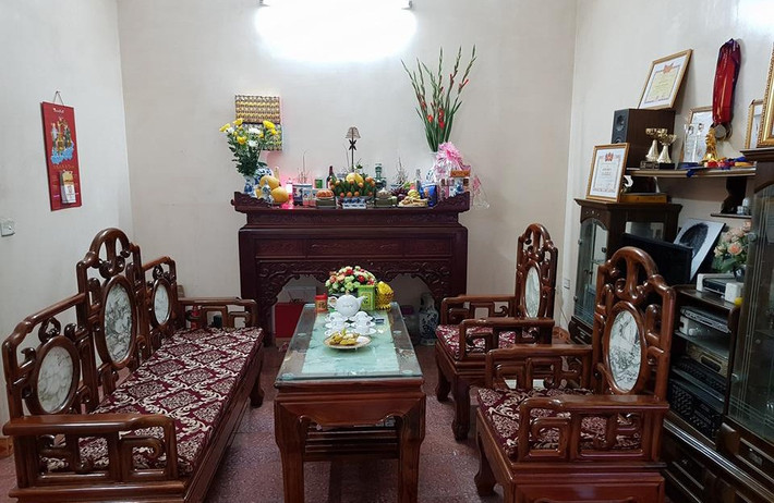 Đồ đạc trong nhà không có gì quá xa hoa. Ảnh: Mogi.