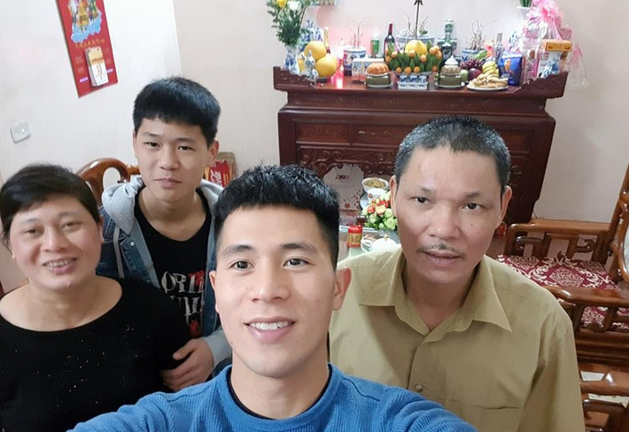Trước đó, gia đình nam cầu thủ sống trong căn nhà giản dị. Ảnh: Mogi.