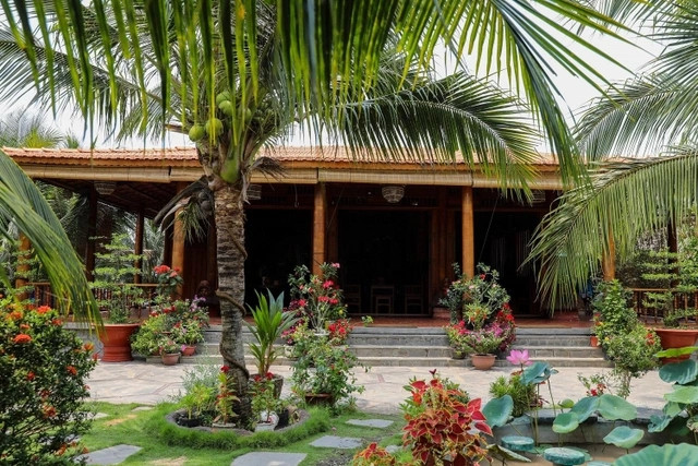 Cây dừa vốn thân thuộc với cuộc sống người dân miền Tây nhưng lấy gỗ dừa để xây cất nhà được cho là hiếm thấy. Ảnh: Dân trí