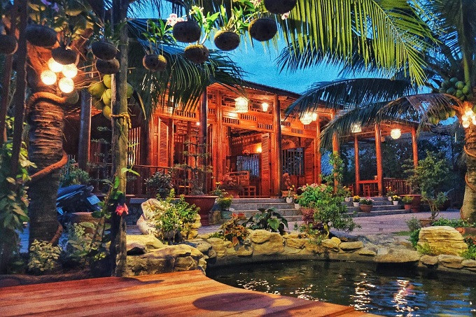 Tọa lạc tại cù lao An Bình, xã Hòa Ninh, huyện Long Hồ, tỉnh Vĩnh Long, ngôi nhà được làm từ 4.000 cây dừa của vợ chồng ông Dương Văn Thưởng (hơn 80 tuổi) và bà Nguyễn Ngọc Giác nổi bật giữa vùng quê sông nước. Ảnh: Dulich