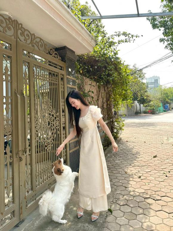 Thông qua chi tiết thú cưng giống những hình ảnh phía trên, nhiều khán giả đoán đây là bối cảnh phía trước ngôi nhà của Á hậu Trịnh Thùy Linh.