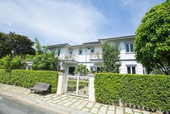 Tọa lạc ở Thủ Đức, biệt thự có tổng diện tích 600m2, được trang trí theo phong cách hoàng gia, xung quanh có cây xanh, hồ bơi..