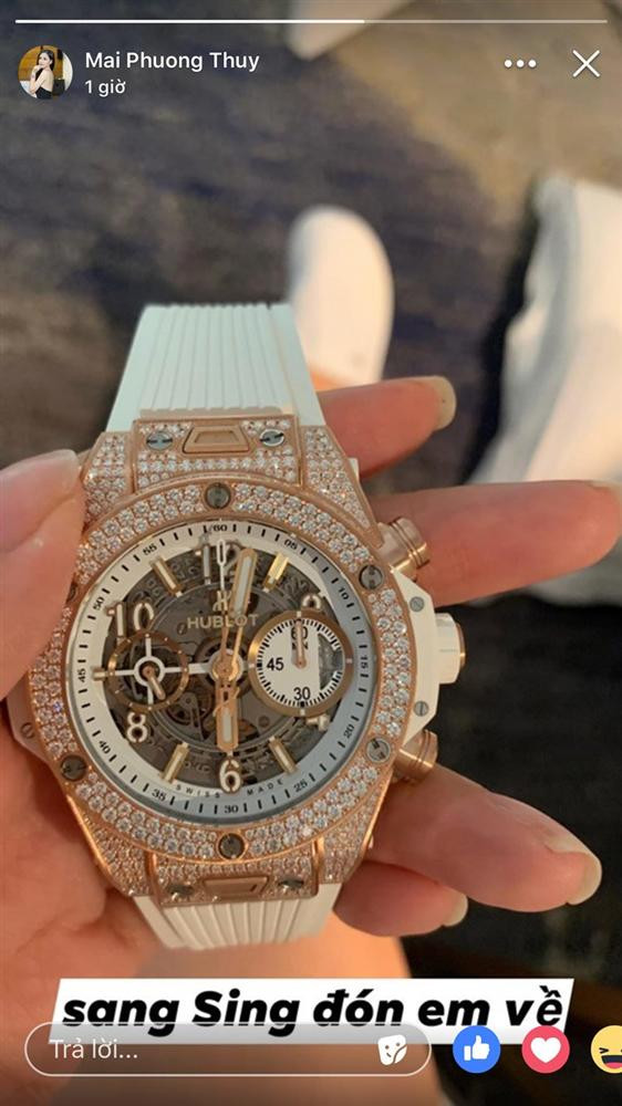 Tháng 7 vừa qua, Mai Phương Thuý bay sang tận Singapore để lấy chiếc đồng hồ Hublot Big Bang Unico King Gold White được đính kim cương khắp mặt và có giá hơn 60.000 USD ( tương đương khoảng 1,4 tỷ đồng).
