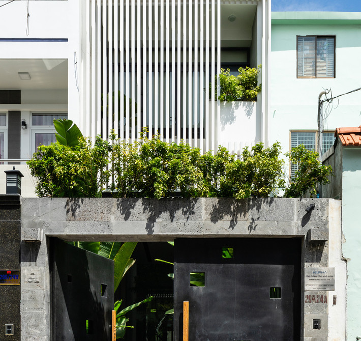 Sau đó, công trình đã được nhóm kiến trúc sư AD9 Architects cải tạo lại để phục vụ cho việc kinh doanh của một doanh nghiệp gia đình cỡ trung, chuyên về thuốc và thiết bị y tế.
