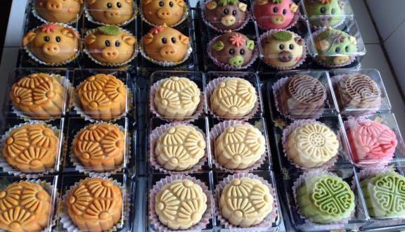 Không chỉ bắt mắt với nhiều mẫu mã, bánh trung thu handmade thường không có chất bảo quản và khách có thể đặt theo vị mà mình ưa thích.
