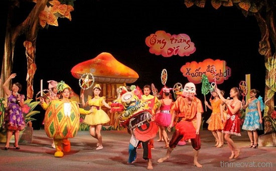 Dịp Tết Trung thu, các loại trang phục biểu diễn như bộ đồ chị Hằng Nga, chú Quậy, chú Tễu, múa Lân, trống bỏi, mặt nạ giấy bồi… được thuê rất nhiều, thậm chí, "cháy hàng'.