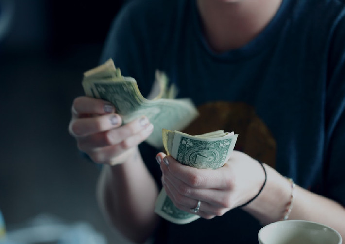 Người dùng Reddit có tên Joeroloff chia sẻ về câu chuyện trả tiền hết tiền trước cho thợ nhưng khi chưa làm xong việc thì họ đã biến mất.
