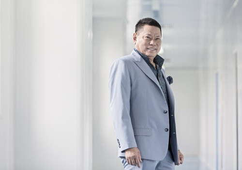 Năm 2016, Tạp chí Forbes (Mỹ) công số danh sách Top 400 tỷ phú giàu nhất thế giới, trong đó có Hoàng Kiều. Ông xếp thứ 214 theo công bố với tài sản lên tới 2.9 tỷ USD.