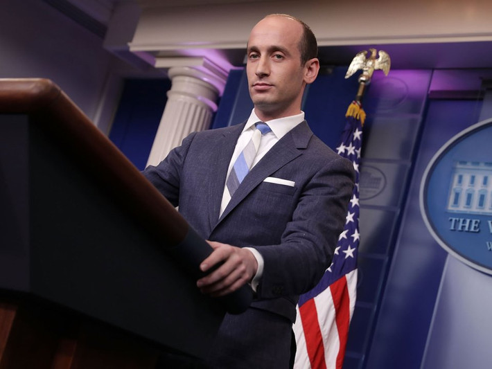 Stephen Miller (183.000 USD/năm) được biết đến như là người đứng sau các lập trường cứng rắn của chính quyền về chính sách nhập cư. Ông thường được gọi là cánh tay phải của Tổng thống Trump.