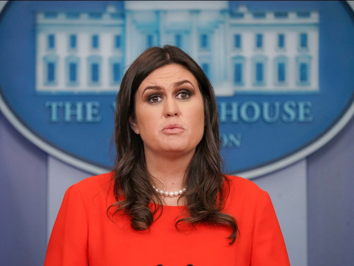 Khi đảm nhận vị trí thư ký báo chí Sarah Huckabee Sanders nhận lương 183.000 USD/năm. Tuy nhiên, Sarah Huckabee Sanders từ chức thư ký báo chí vào năm 2019, và bây giờ, Stephanie Grisham đã đảm nhận vai trò này.