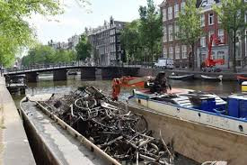 Tuy nhiên, Amsterdam có quá nhiều kênh rạch. Ước tính mỗi năm, có đến hơn 15.000 chiếc xe đạp "ra đi" xuống sông vì nhiều lý do. Vì lẽ đó, vớt xe đạp được trở thành nghề "hot".