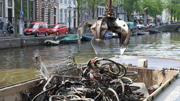 Amsterdam (Hà Lan) được biết đến như một thành phố thân thiện nhất thế giới khi người dân nơi đây phần lớn sử dụng xe đạp như phương tiện di chuyển chính.
