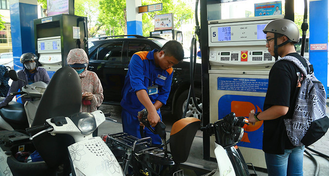 Liên Bộ Công Thương - Tài chính phát đi thông báo gửi các doanh nghiệp đầu mối kinh doanh xăng dầu về việc điều chỉnh giá xăng dầu kể từ 15h00 chiều nay (16/8).