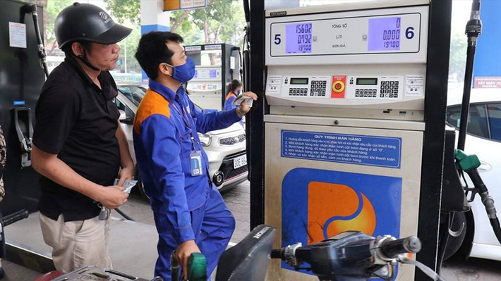Cụ thể: 66,966 USD/thùng xăng RON 92 dùng để pha chế xăng E5 RON 92 (-4,37% so với kỳ trước); 70,197 USD/thùng xăng RON 95 (giảm 3,71% ); 74,861 USD/thùng dầu diesel 0.05S (-4,16%); 74,791 USD/thùng dầu hỏa (-4,59%); 359,167 USD/tấn dầu mazut 180CST 3.5S (giảm 16,29%).