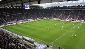 Các khán đài trên sân vận động đều có mái che nắng mưa. Ảnh: StadiumDB.