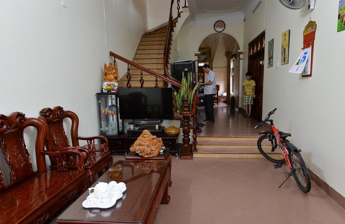 Phòng khách nhà Tân Hoa hậu Lương Thùy Linh bày biện khá đơn giản nhưng luôn ngăn nắp, sạch sẽ. Bộ ghế gỗ Minh Quốc được trạm trổ tinh tế. Ảnh: Zing.