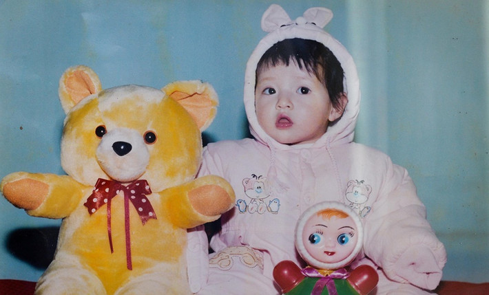 Trong nhà còn lưu giữ một số kỷ vật như ảnh chụp Hoa hậu Lương Thùy Linh khi mới 6 tháng tuổi. Ảnh: Zing.