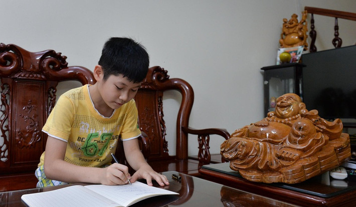 Tượng gỗ Di Lặc trang trí phòng khách nhà Hoa hậu. Ảnh: Zing.