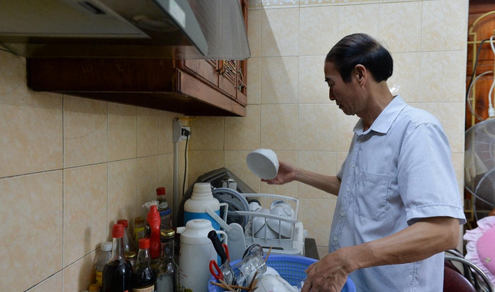 Góc bếp giản dị như bao căn nhà khác ở đây. Theo tìm hiểu của PV, bố đẻ Lương Thùy Linh là sĩ quan, công tác tại Bộ Chỉ huy Quân sự tỉnh Cao Bằng. Trong khi đó, mẹ Hoa hậu là Tỉnh ủy viên, Bí thư Đảng ủy, Giám đốc Kho bạc Nhà nước tỉnh Cao Bằng. Ảnh: Zing.