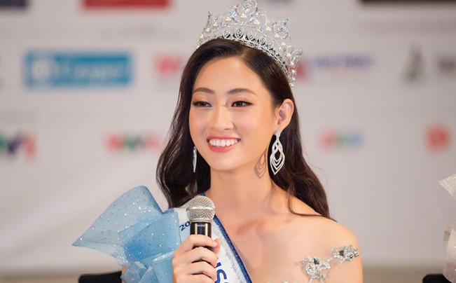 Vượt qua 39 thí sinh, Lương Thùy Linh vừa đăng quang Hoa hậu Thế giới Việt Nam 2019 (Miss World Vietnam 2019) vào tối 3/8 tại Đà Nẵng. Người đẹp 10X được đánh giá là tự tin, chững chạc khi giao tiếp, đặc biệt là lúc trả lời bằng tiếng Anh. Tân Hoa hậu được ba mẹ cho học tiếng Anh từ nhỏ và từng là thành viên của đội tuyển học sinh giỏi cấp quốc gia môn tiếng Anh, đạt IELTS 7.5. Hiện, cô là sinh viên Đại học Ngoại thương. Ảnh: Zing.