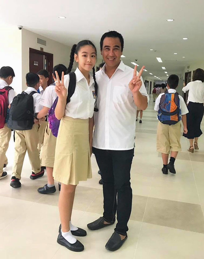 Khối lớp tiểu học của con Quyền Linh năm 2015 -2016 có mức học phí là 276 triệu đồng/ năm. Điều này đồng nghĩa với việc vợ chồng nam MC phải chi ra hơn nửa tỷ mỗi năm cho việc học của các con.