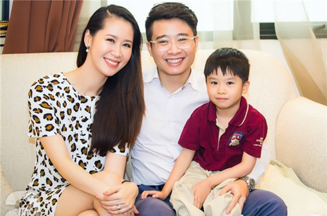 Ngoài tiền học phí, các chi phí phát sinh tại trường cũng “ngốn” một khoản khá lớn của Dương Thùy Linh. Trong đó, khi nộp đơn đăng ký, phụ huynh phải đóng phí đăng ký tuyển sinh không hoàn lại 3,375 triệu đồng, tiền đặt cọc 33,75 triệu đồng trước khi cho con nhập học.