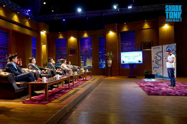 Smartlog là một trong những thương vụ gọi vốn gây tranh cãi nhất Shark Tank Việt Nam mùa 2. Trần Khiêm, người đại diện cho Smartlog tại chương trình cho biết đi gọi vốn thay CEO vì "sếp bận đi nghỉ mát".