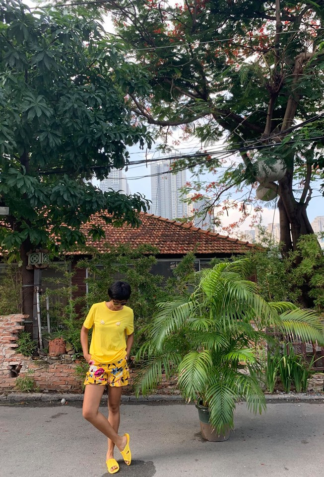 Chân dài khoe street style giản dị với bộ đồ mặc nhà vàng chóe mix ton-sur-ton cùng dép tổ ong thần thánh.