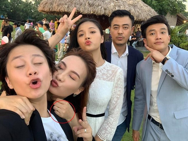 Theo thông báo ban đầu của nhà sản xuất, phim Về nhà đi con sẽ có 68 tập. Tuy nhiên, sau đó, bộ phim đã tăng lên 85 tập, nhiều hơn 17 tập so với dự kiến.
