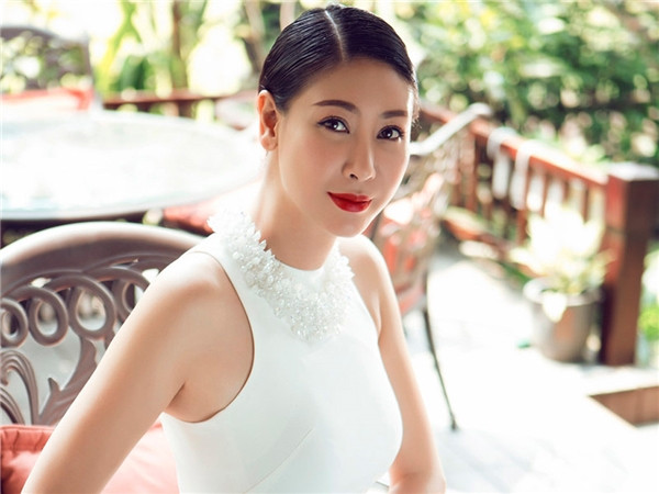 Người đẹp dường như sở hữu nhạy cảm đặc biệt với công việc xây và trang trí nhà cửa. Khi hoàn tất, cô ướm được giá là bán ngay. Nghe ở đâu có đất đẹp, hoa hậu lại chạy đến, cân nhắc, suy tính đầu tư từng chút.