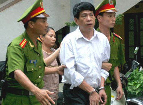 Đầu tháng 1/2006, ông Bùi Tiến Dũng, Tổng Giám đốc Ban Quản lý Các Dự án PMU-18 bị bắt giữ và cáo buộc đã cá độ bóng đá với số tiền trên 1,8 triệu USD.