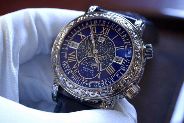 Theo Dân trí, phó tổng một Tập đoàn "tỷ đô" choáng váng với chiếc đồng hồ Patek Philippe Sky Moon Tourbillon 6002G của Trịnh Xuân Thanh. Đây là phiên bản đặc biệt với vỏ bọc làm từ vàng trắng cùng những họa tiết điêu khắc, chạm trổ tinh vi hoàn toàn thủ công.