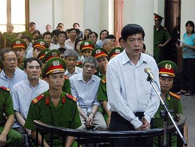 Ông bị tố cáo đã dùng tiền thắng để bao gái. Công an đã tìm thấy tài liệu trong máy tính của đơn vị cho thấy trên 200 nhân viên đã tham gia cá độ.