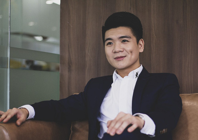 Sau khi có bằng Thạc sỹ ngành Tài chính - Ngân hàng ở Anh, chàng thiếu gia nhà bầu Hiển tiếp tục đi tu nghiệp, làm việc ở một ngân hàng tại Singapore.